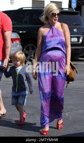 Wieder einmal eine sehr schwangere Familie, die das Tra Di Noi Restaurant in Malibu, Kalifornien, verlässt. 5/28/11 Stockfoto