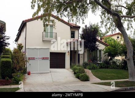 Exklusiv!! Das ist Tori Spelling und Dean McDermotts neues Haus in Los Angeles. Das Paar soll $2.275.000 Dollar für das 3.300 Quadratfuß Haus bezahlt haben, das 5 Schlafzimmer und 3,5 Badezimmer hat. Das maßgeschneiderte Haus verfügt über ein großes Wohnzimmer, ein formelles Esszimmer und eine Gourmet-Küche mit Granitablageflächen und Edelstahlgeräten. Andere Annehmlichkeiten umfassen Bunteichenfußböden im Erdgeschoss, eine Master Suite mit Doppelschränken und Stadtblick und eine üppig gestaltete hintere Yeard mit Salzwasserpool, built0in BBQ und einen überdachten Essbereich. Es liegt in einem ruhigen, familienorientierten Viertel Stockfoto