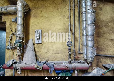 Detaildarstellung der Verteilerleitungen im Kesselraum Stockfoto