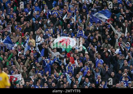 Die Fans der Stadt Cardiff feiern, dass sie 1-0 im Spiel gegen Barnsley im Halbfinale des FA Cups im Wembley-Stadion England aufsteigen. Dieses Bild ist an Dataco-Einschränkungen gebunden, wie es verwendet werden kann. NUR REDAKTIONELLE VERWENDUNG keine Verwendung mit unerlaubten Audio-, Video-, Daten-, Spiellisten-, Club-/Liga-Logos oder „Live“-Diensten. Online-in-Match-Nutzung auf 120 Bilder beschränkt, keine Videtemulation. Keine Verwendung bei Wetten, Spielen oder Publikationen für einzelne Clubs/Liga/Spieler Stockfoto