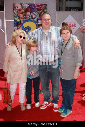 Jeff Garlin mit Frau Marla Garlin und den Söhnen James und Duke auf dem roten Teppich bei der Premiere von „Toy Story 3“ im El Capitan Theatre. Im dritten Film der Walt Disney Pictures Franchise übernehmen die Schauspieler Tom Hanks, Tim Allen und Joan Cusack ihre Rolle als die bekannten Charaktere Woody, Buzz Lightyear bzw. Jessie mit Regisseur Lee Unkrich (Regisseur von „Monsters, Inc.“ und „Finding Nemo“). Los Angeles, Kalifornien. 06/13/10. Stockfoto