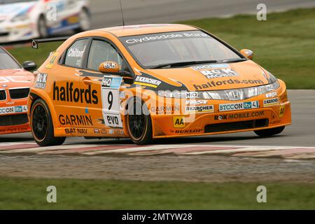 Tom Chilton auf der Rennstrecke bei Brands Hatch, der den Honda Civic während des BTCC-Meisterschaftsrennen 2008 fährt Stockfoto