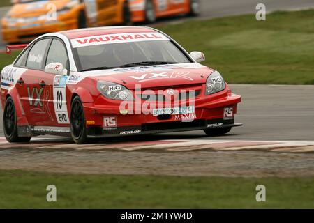 Tom Onslow-Cole rast im Vauxhall Vectra für VX-Rennen auf der Rennstrecke Brands Hatch in Kent England während der British Touring Car Championship 2008. Stockfoto