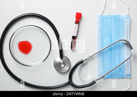 Flache Laienzusammensetzung mit Blutproben auf weißem Hintergrund. Corona-Virusforschung Stockfoto