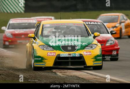 Darren Turner rast auf der Rennstrecke Brands Hatch in Kent England während der British Touring-Automeisterschaft 2008 in Seat Leon TDI. Stockfoto