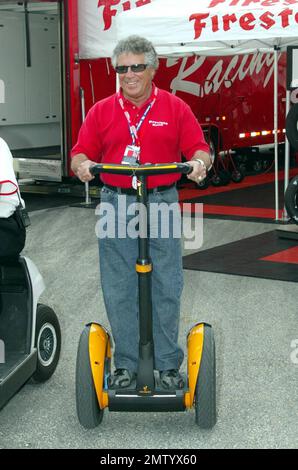 Mario Andretti fährt einen segway am Toyota Indy 300 Wochenende im Homestead Miami Speedway. Qualifikation Für Die Indy Pro Series. 03/24/06 Stockfoto