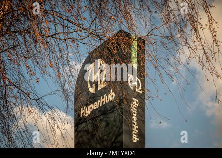 HyperHub Totem-Schild an einer Yorker Ladestation für Elektrofahrzeuge vor blauem Himmel. UK Stockfoto