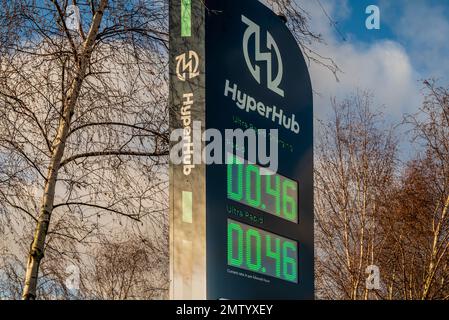 HyperHub Totem-Schild an einer Yorker Ladestation für Elektrofahrzeuge vor blauem Himmel. UK Stockfoto