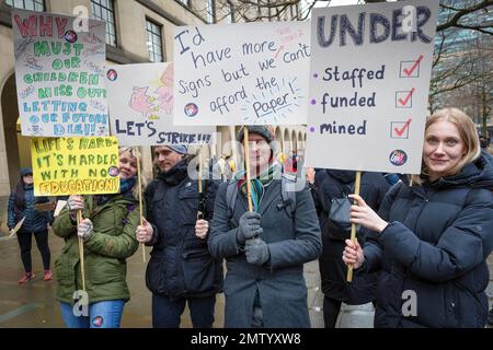 Manchester, Großbritannien. 01. Februar 2023. Demonstranten halten während der Demonstration Plakate, die ihre Meinung zum Ausdruck bringen. Lehrer, Zugführer und Beamte versammeln sich in der Stadt mit streikenden Arbeitern an den Streikposten. Dies geschieht, nachdem die Regierung Tory versucht hat, ein neues Gesetz zu verabschieden, um Arbeiter am Streik zu hindern. Kredit: SOPA Images Limited/Alamy Live News Stockfoto