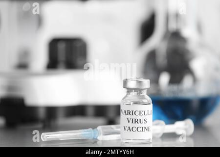 Windpocken-Impfstoff und Spritze auf dem Tisch im Labor, Platz für Text. Varizellenvirusprophylaxe Stockfoto