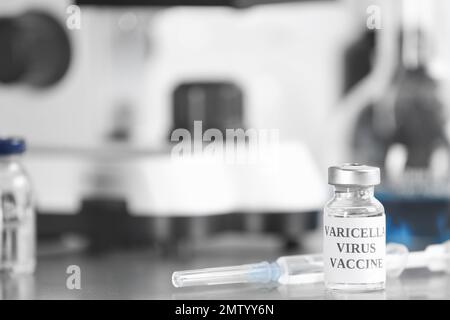 Windpocken-Impfstoff und Spritze auf dem Tisch im Labor, Platz für Text. Varizellenvirusprophylaxe Stockfoto