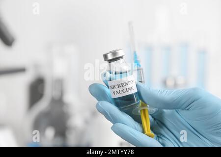 Arzt mit Windpocken-Impfstoff und Spritze im Labor, Nahaufnahme. Varizellenvirusprophylaxe Stockfoto