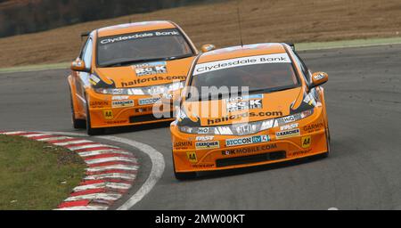 Gordon Shedden und Tom Chilton auf der Rennstrecke bei Brands Hatch, die den Honda Civic während des BTCC-Meisterschaftsrennen 2008 fahren Stockfoto