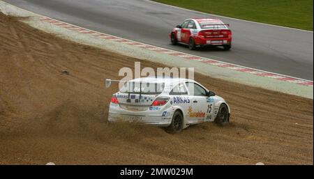 Die Martyn Bell dreht sich im Paddock Hill Bend auf einer nassen Strecke bei Brands Hatch in den Kies und fährt während des BTCC 2008-Meisterschaftsrennen mit der Vauxhall Astra Sport Hatch Stockfoto