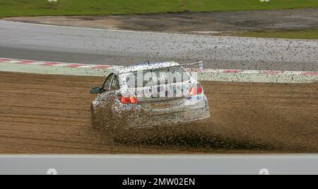 Die Martyn Bell dreht sich im Paddock Hill Bend auf einer nassen Strecke bei Brands Hatch in den Kies und fährt während des BTCC 2008-Meisterschaftsrennen mit der Vauxhall Astra Sport Hatch Stockfoto