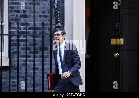 London, UK, 1. Februar 2023. PM Rishi Sunak verlässt die Downing Street Nr. 10, um zu PMQs im House of Commons, London, Großbritannien, zu gehen. Kredit : Monica Wells/Alamy Live News Stockfoto