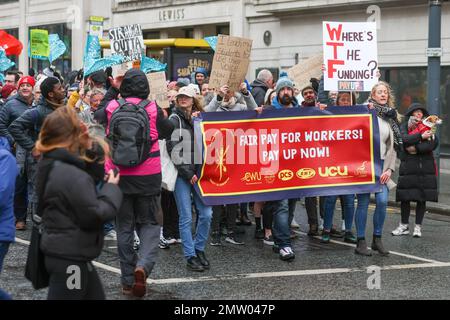 Mitglieder der National Education Union und andere Gewerkschaften nehmen am Mittwoch, den 1. Februar 2023, in Liverpool, Merseyside, Vereinigtes Königreich, an einem marsch von der Metropolitan Cathedral zum Adelphi Hotel Teil, während sie sich gegen die Pläne der Regierung für ein neues Gesetz erheben (Foto von Phil Bryan/Alamy Live News) Stockfoto