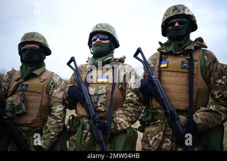 Ukrainische Soldaten in Salisbury Plain in Wiltshire, wo die australischen Streitkräfte die Ausbildung ukrainischer Rekruten unter britischer Führung unterstützen. Bilddatum: Mittwoch, 1. Februar 2023. Stockfoto