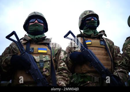 Ukrainische Soldaten in Salisbury Plain in Wiltshire, wo die australischen Streitkräfte die Ausbildung ukrainischer Rekruten unter britischer Führung unterstützen. Bilddatum: Mittwoch, 1. Februar 2023. Stockfoto