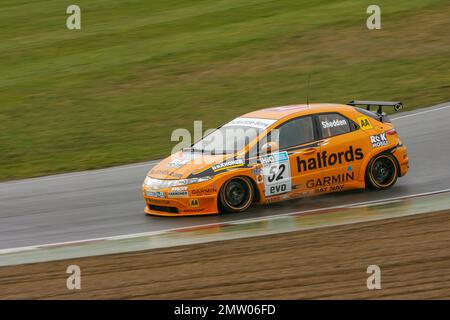 Gordon Shedden auf einer nassen Rennstrecke bei Brands Hatch, der während des BTCC-Meisterschaftsrennen 2008 den Honda Civic fährt Stockfoto