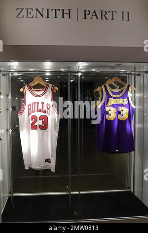 (Links) Michael Jordan 1997-98 „Last Dance“ Game Wear Bulls Trikot, Best.-Nr. $600.000-$1 Millionen und (rechts) Kareem Abdul-Jabbar 1984 NBA Finals Lakers Trikot, Est. $300.000-400.000, werden vor der Auktion bei Sotheby's in New York, NY, am 1. Februar 2023 angezeigt. Auf den Auktionen in Sotheby's Zenith werden Sportartefakte gezeigt, wobei Zenith Teil 1 vom 2. Bis 9. Februar für Gebote geöffnet ist. (Foto: Efren Landaos/Sipa USA) Stockfoto