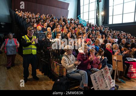 Exeter, Großbritannien. 01. Februar 2023. Mark Dollar, Vorsitzender der Public and Commercial Services Union für die National Highways, steht im Publikum und klatscht dem Sprecher. Mehrere hunderttausend Menschen streikten, um gegen Löhne und andere Beschäftigungsrechte zu protestieren. Die Union für öffentliche und kommerzielle Dienstleistungen hatte mit rund 100.000 Streikenden die zweithöchste Zahl von Personen, die an der Arbeitskampagne teilnahmen. Einige ihrer Mitglieder konnten nicht öffentlich streiken, da auch Schulen wegen teachersÕ-Streiks geschlossen wurden. Kredit: Lexie Harrison-Cripps/Alamy Live News Stockfoto