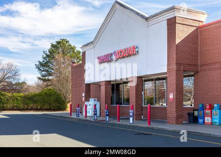 WAXHAW, NC, USA - 28. JANUAR 2023: Family Dollar Store, Eingang und Schild. Sonniger Tag. Stockfoto