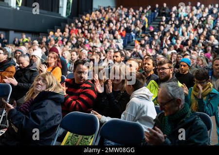 Exeter, Großbritannien. 01. Februar 2023. Die Zuschauer bei der Vereinigungsversammlung begrüßen Camilla Simpson von der National Education Union in der Corn Exchange. Mehrere hunderttausend Menschen streikten, um gegen Löhne und andere Beschäftigungsrechte zu protestieren. Die Union für öffentliche und kommerzielle Dienstleistungen hatte mit rund 100.000 Streikenden die zweithöchste Zahl von Personen, die an der Arbeitskampagne teilnahmen. Einige ihrer Mitglieder konnten nicht öffentlich streiken, da auch Schulen wegen teachersÕ-Streiks geschlossen wurden. Kredit: Lexie Harrison-Cripps/Alamy Live News Stockfoto