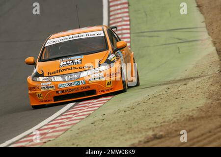 Gordon Shedden auf der Rennstrecke bei Brands Hatch, der den Honda Civic während des BTCC 2008-Meisterschaftsrennen fährt Stockfoto