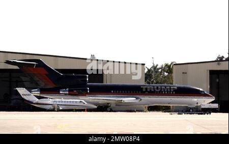 EXKLUSIV!! Das ist Donald Trumps Privatjet. Eine verbesserte 1968 Boeing 727 mit Platz für 24 Personen, hat ein Hauptschlafzimmer und Bad mit Dusche, Esstisch mit fünf Sitzgelegenheiten, Damenbidet und goldene Gürtelschnallen. Das Flugzeug, das angeblich 2009 zum Verkauf stand, ist ein weiterer Jet, der als nächstes geparkt wird. Der Grund, warum Trump vor ein paar Jahren den 727 verkaufen wollte, war der, dass er einen größeren kaufen wollte. Palm Beach, Florida. 2/20/11. Stockfoto