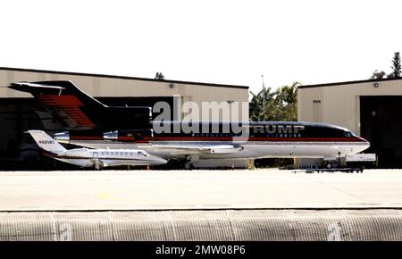 EXKLUSIV!! Das ist Donald Trumps Privatjet. Eine verbesserte 1968 Boeing 727 mit Platz für 24 Personen, hat ein Hauptschlafzimmer und Bad mit Dusche, Esstisch mit fünf Sitzgelegenheiten, Damenbidet und goldene Gürtelschnallen. Das Flugzeug, das angeblich 2009 zum Verkauf stand, ist ein weiterer Jet, der als nächstes geparkt wird. Der Grund, warum Trump vor ein paar Jahren den 727 verkaufen wollte, war der, dass er einen größeren kaufen wollte. Palm Beach, Florida. 2/20/11. Stockfoto