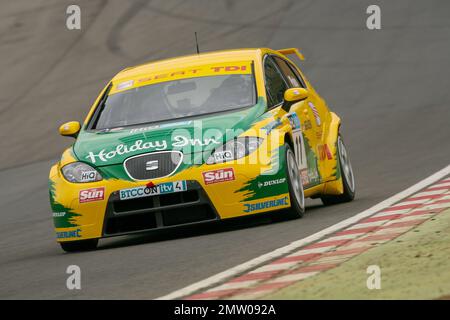 Jason Plato rast in A Seat Leon Diesel TDI für Seat Sport UK bei der British Touring Car Championship 2008 bei Brands Hatch durch die Paddock Hill Biegung. Stockfoto