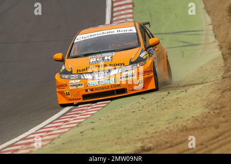 Gordon Shedden auf der Rennstrecke bei Brands Hatch, der den Honda Civic während des BTCC 2008-Meisterschaftsrennen fährt Stockfoto