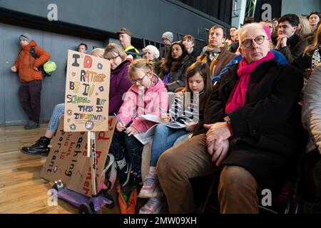 Exeter, Großbritannien. 01. Februar 2023. Ein Schild auf einem Motorroller steht: "IÕd lieber in der Schule sein, aber das ist wichtig", da die Kinder während der gemeinsamen Gewerkschaftsreden auf der Maisbörse farbig werden. Mehrere hunderttausend Menschen streikten, um gegen Löhne und andere Beschäftigungsrechte zu protestieren. Die Union für öffentliche und kommerzielle Dienstleistungen hatte mit rund 100.000 Streikenden die zweithöchste Zahl von Personen, die an der Arbeitskampagne teilnahmen. Einige ihrer Mitglieder konnten nicht öffentlich streiken, da auch Schulen wegen teachersÕ-Streiks geschlossen wurden. Kredit: Lexie Harrison-Cripps/Alamy Live News Stockfoto