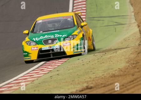 Jason Plato fuhr den Seat Sport UK Seat Leon TDI 2008 in der BTCC-Meisterschaft der Runde 1 auf der Motorrennstrecke Brands Hatch. Stockfoto