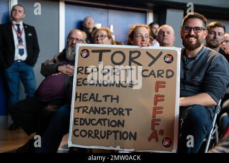 Exeter, Großbritannien. 01. Februar 2023. Ein Mann hält ein Schild, das der Konservativen Partei im Publikum der Corn Exchange während einer gemeinsamen Gewerkschaftskonferenz die Note "F" verleiht. Mehrere hunderttausend Menschen streikten, um gegen Löhne und andere Beschäftigungsrechte zu protestieren. Die Union für öffentliche und kommerzielle Dienstleistungen hatte mit rund 100.000 Streikenden die zweithöchste Zahl von Personen, die an der Arbeitskampagne teilnahmen. Einige ihrer Mitglieder konnten nicht öffentlich streiken, da auch Schulen wegen teachersÕ-Streiks geschlossen wurden. Kredit: Lexie Harrison-Cripps/Alamy Live News Stockfoto