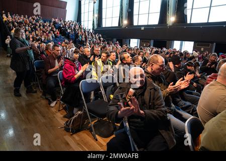 Exeter, Großbritannien. 01. Februar 2023. Richard Bradbury (rechts), Vertreter der University and College Union for the Open University, klatscht im Publikum bei der gemeinsamen Gewerkschaftsrallye in der Corn Exchange. Mehrere hunderttausend Menschen streikten, um gegen Löhne und andere Beschäftigungsrechte zu protestieren. Die Union für öffentliche und kommerzielle Dienstleistungen hatte mit rund 100.000 Streikenden die zweithöchste Zahl von Personen, die an der Arbeitskampagne teilnahmen. Einige ihrer Mitglieder konnten nicht öffentlich streiken, da auch Schulen wegen teachersÕ-Streiks geschlossen wurden. Kredit: Lexie Harrison-Cripps/Alamy Live News Stockfoto