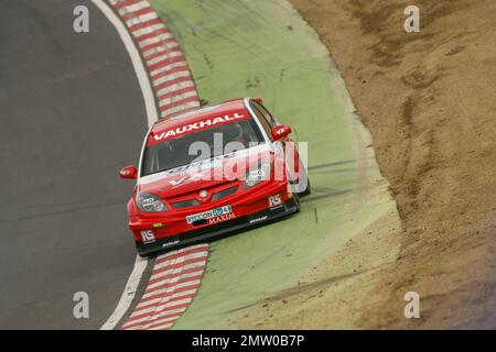 Fabrizio Giovanardi rast in seinem Vauxhall Vectra für Team VX-Rennen bei der British Touring Car Championship 2008 bei Brands Hatch an der Grenze durch Paddock Hill Bend. Stockfoto