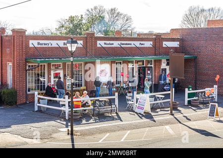 WAXHAW, NC, USA-28. JANUAR 2023: Geschäftiger Innenhof in Burney's Bakery an einem warmen, sonnigen Wochenendtag. Stockfoto