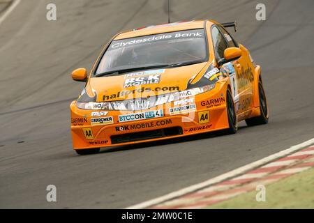 Tom Chilton auf der Rennstrecke bei Brands Hatch, der den Honda Civic während des BTCC-Meisterschaftsrennen 2008 fährt Stockfoto