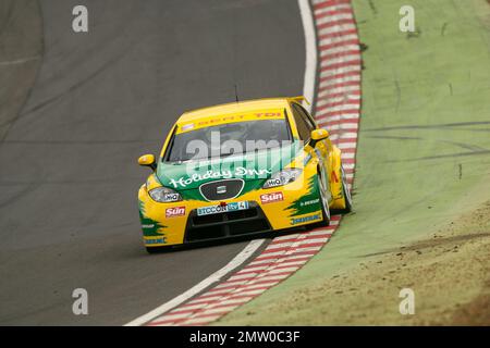 Jason Plato fuhr den Seat Sport UK Seat Leon TDI 2008 in der BTCC-Meisterschaft der Runde 1 auf der Motorrennstrecke Brands Hatch. Stockfoto