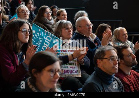 Exeter, Großbritannien. 01. Februar 2023. Eine Frau im Publikum applaudiert mit einem Schild, auf dem steht: "Lehrer haben genug gehabt". Mehrere hunderttausend Menschen streikten, um gegen Löhne und andere Beschäftigungsrechte zu protestieren. Die Union für öffentliche und kommerzielle Dienstleistungen hatte mit rund 100.000 Streikenden die zweithöchste Zahl von Personen, die an der Arbeitskampagne teilnahmen. Einige ihrer Mitglieder konnten nicht öffentlich streiken, da auch Schulen wegen teachersÕ-Streiks geschlossen wurden. Kredit: Lexie Harrison-Cripps/Alamy Live News Stockfoto