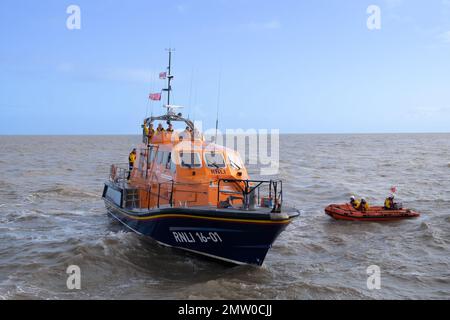 Walton auf der Naze, RNLI ALB Tamar-Klasse Rettungsboot 1601 Stockfoto