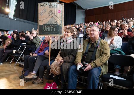 Exeter, Großbritannien. 01. Februar 2023. Eine Frau hat ein Schild mit der Aufschrift "Workers Unite". Mehrere hunderttausend Menschen streikten, um gegen Löhne und andere Beschäftigungsrechte zu protestieren. Die Union für öffentliche und kommerzielle Dienstleistungen hatte mit rund 100.000 Streikenden die zweithöchste Zahl von Personen, die an der Arbeitskampagne teilnahmen. Einige ihrer Mitglieder konnten nicht öffentlich streiken, da auch Schulen wegen teachersÕ-Streiks geschlossen wurden. Kredit: Lexie Harrison-Cripps/Alamy Live News Stockfoto