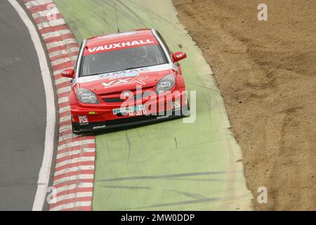 Fabrizio Giovanardi rast in seinem Vauxhall Vectra für Team VX-Rennen bei der British Touring Car Championship 2008 bei Brands Hatch an der Grenze durch Paddock Hill Bend. Stockfoto