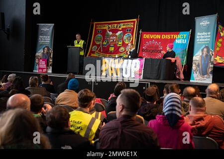 Exeter, Großbritannien. 01. Februar 2023. Mark Dollar, Vorsitzender der Public and Commercial Services Union for National Highways, hält eine Rede auf der gemeinsamen Gewerkschaftskonferenz in der Corn Exchange. Mehrere hunderttausend Menschen streikten, um gegen Löhne und andere Beschäftigungsrechte zu protestieren. Die Union für öffentliche und kommerzielle Dienstleistungen hatte mit rund 100.000 Streikenden die zweithöchste Zahl von Personen, die an der Arbeitskampagne teilnahmen. Einige ihrer Mitglieder konnten nicht öffentlich streiken, da auch Schulen wegen teachersÕ-Streiks geschlossen wurden. Kredit: Lexie Harrison-Cripps/Alamy Live News Stockfoto