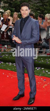 Kellan Lutz sieht umwerfend aus, wenn er auf dem roten Teppich läuft und mit einem Fan am Odeon Leicester Square posiert, um die britische Premiere von „The Twilight Saga: Eclipse“ zu feiern, der dritten Ausgabe der Teenager-Vampir-Filmserie, die auf der Buchserie der Autorin Stephenie Meyer basiert. Fans, auch „Twihards“ genannt, waren auch draußen und warteten darauf, ihre Lieblingsstars zu sehen. "The Twilight Saga: Eclipse" hat bereits seinen eigenen Rekord in den USA und Kanada gebrochen und soll allein am Mittwoch um Mitternacht nach der Eröffnung in der vergangenen Woche über $30 Millionen US-Dollar in den Vorführungen aufgenommen haben. Kristen Stewart und Robert P. Stockfoto