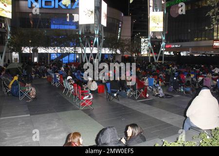 EXKLUSIV!! Harte „Twilight“-Fans bereiten sich auf das kalte Wetter in L.A. vor, als sie Tage vor der erwarteten „The Twilight Saga: Breaking Dawn: Part 2"-Premiere in Los Angeles zelten, die am Montag, den 12. November, im Nokia L.A. stattfindet Live-Theater. Die treuen Fans, die den Tag zuvor Regen ertragen hatten, wurden am Freitagabend draußen im Innenhof mit einem Blick auf „The Twilight Saga: New Moon“ verwöhnt. Die kostenlose Vorführung wurde auf dem Jumbo megatron-Bildschirm angesehen, mit freundlicher Genehmigung der Nokia L.A. Live Plaza. Los Angeles, Kalifornien. 9. November 2012 Stockfoto