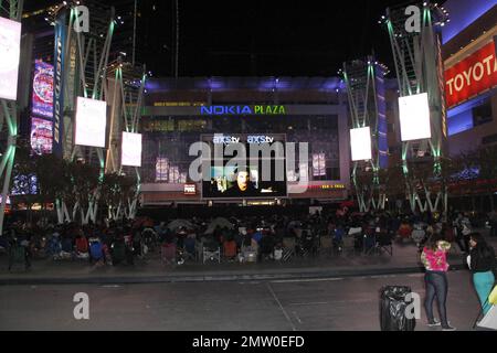 EXKLUSIV!! Harte „Twilight“-Fans bereiten sich auf das kalte Wetter in L.A. vor, als sie Tage vor der erwarteten „The Twilight Saga: Breaking Dawn: Part 2"-Premiere in Los Angeles zelten, die am Montag, den 12. November, im Nokia L.A. stattfindet Live-Theater. Die treuen Fans, die den Tag zuvor Regen ertragen hatten, wurden am Freitagabend draußen im Innenhof mit einem Blick auf „The Twilight Saga: New Moon“ verwöhnt. Die kostenlose Vorführung wurde auf dem Jumbo megatron-Bildschirm angesehen, mit freundlicher Genehmigung der Nokia L.A. Live Plaza. Los Angeles, Kalifornien. 9. November 2012 Stockfoto