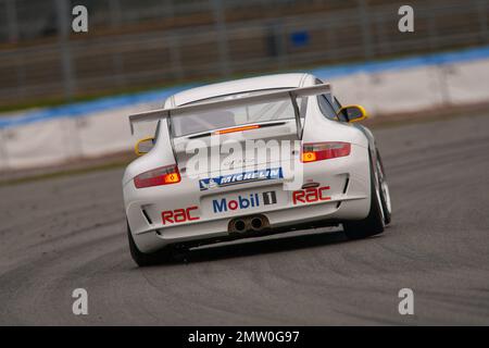 Rückansicht eines Porsche 911 GT3 Carrera Pokalwagens auf der Rennstrecke Silverstone am Pressetag zur Markteinführung der 2008-Serie. Stockfoto